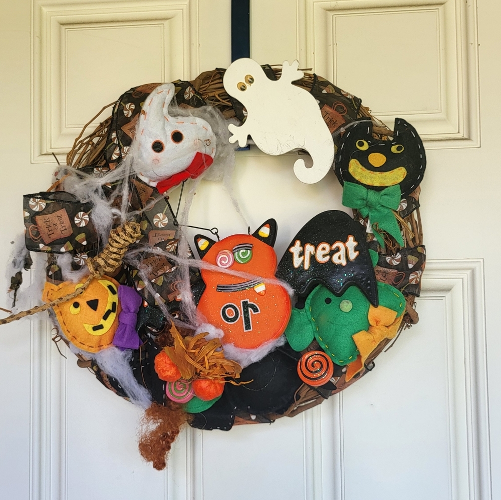 DIY  Scary Fall Halloween Wreath Trick or treat